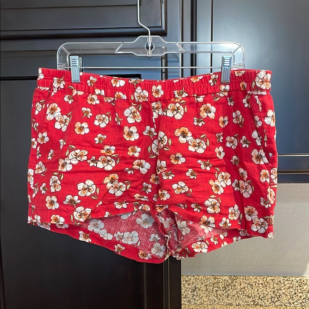 Kut from the Kloth Red and White Athletic Shorts Vibrant Floral Design